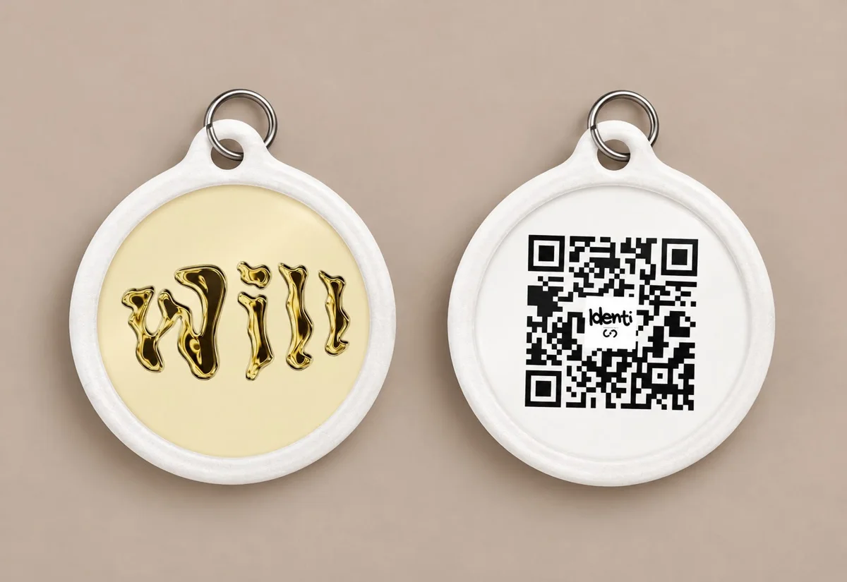 Llavero de Will Jaimes: logo dorado al frente y QR atrás